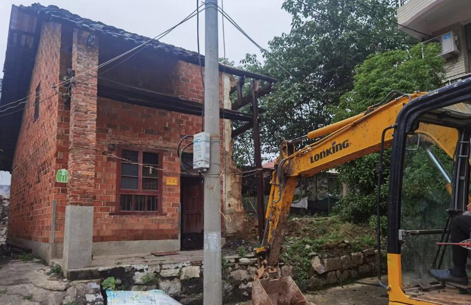 茶元头街道：拆除老旧危房，建立心中安全城墙_邵阳头条网