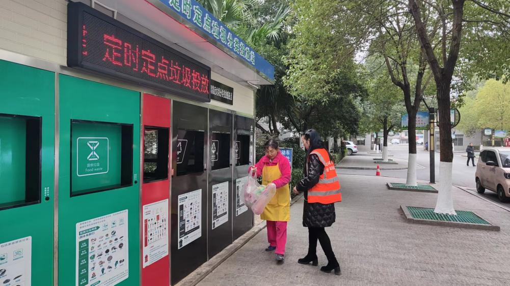 北塔区田江街道积极推进垃圾智能化分类投放_邵阳头条网