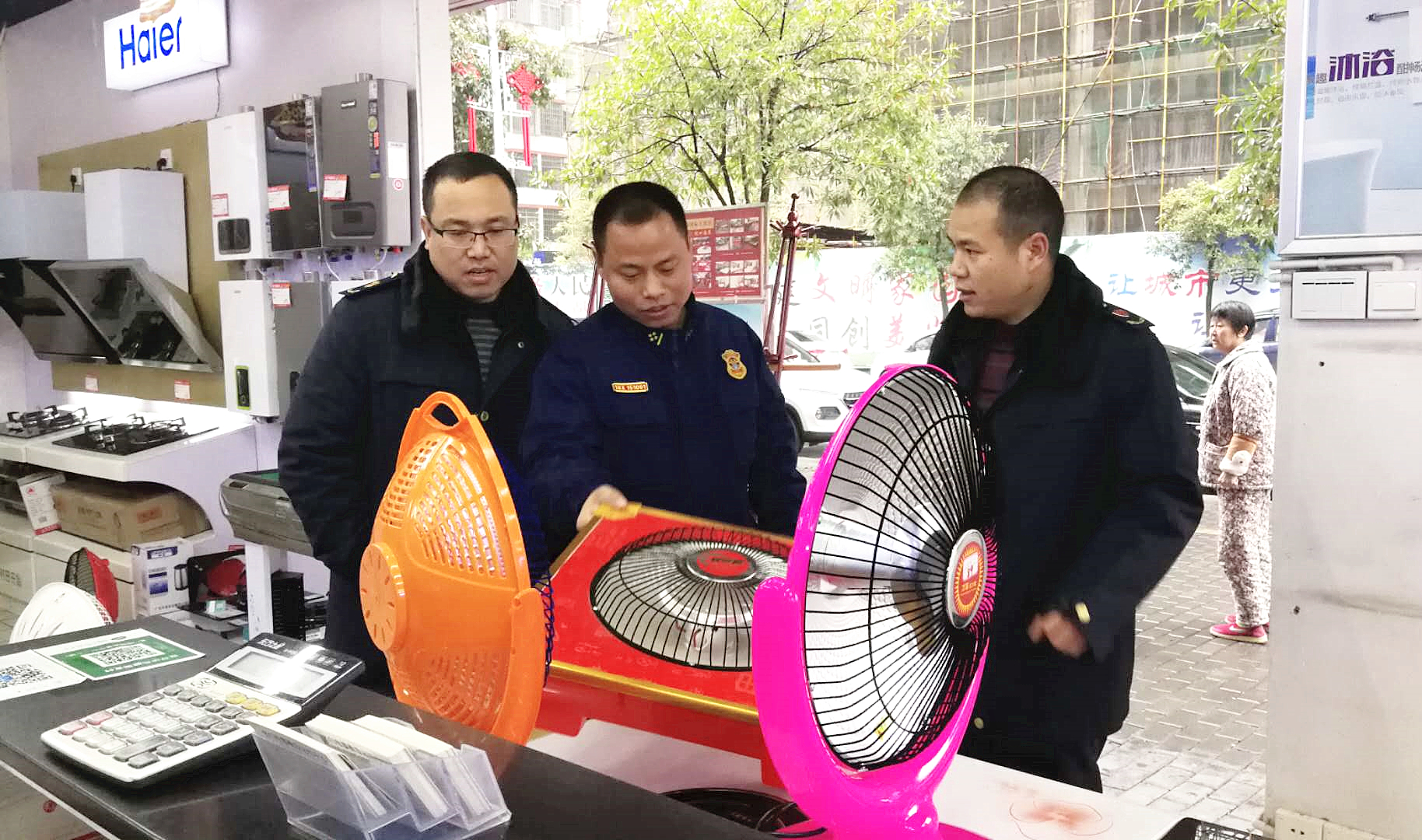 北塔工商分局联合消防开展电取暖器具专项整治行动(图1)