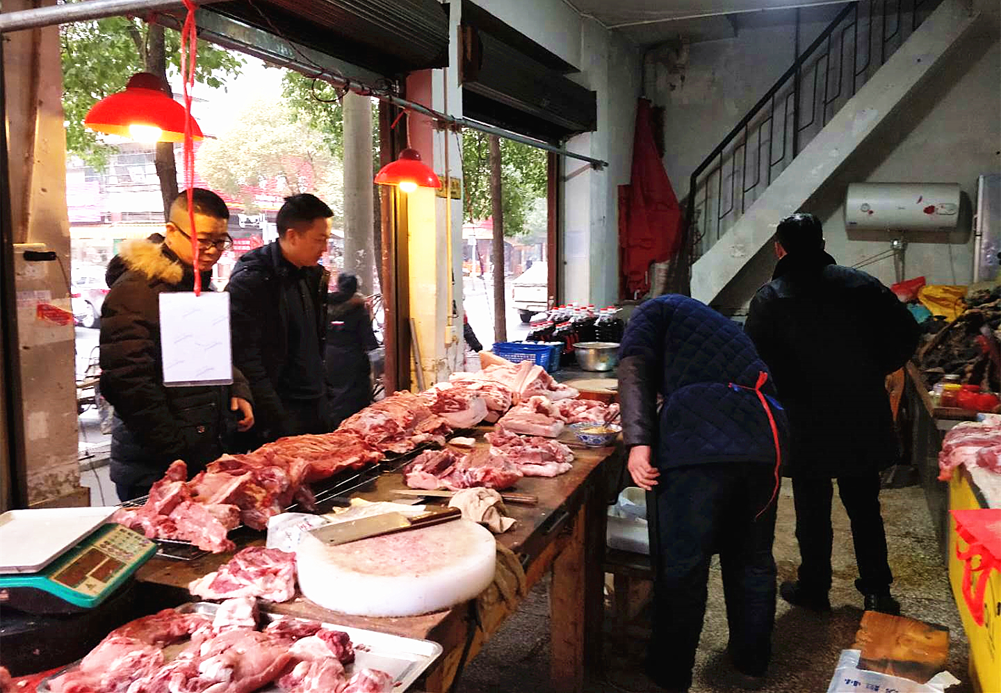 北塔区食品药品监督管理局突击检查猪肉市场(图1)