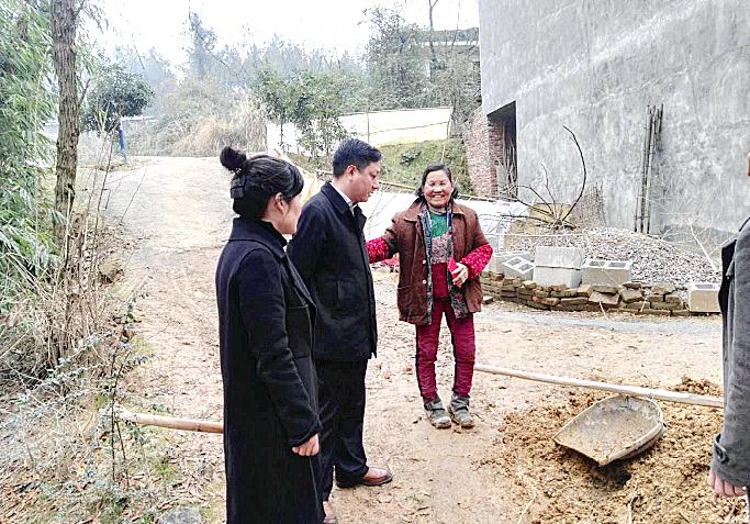 走访慰问贫困户 精准帮扶暖人心(图1)