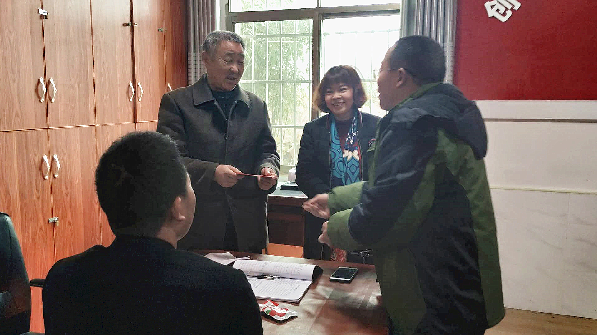 区人防办党支部开展春节慰问困难老党员活动(图2)