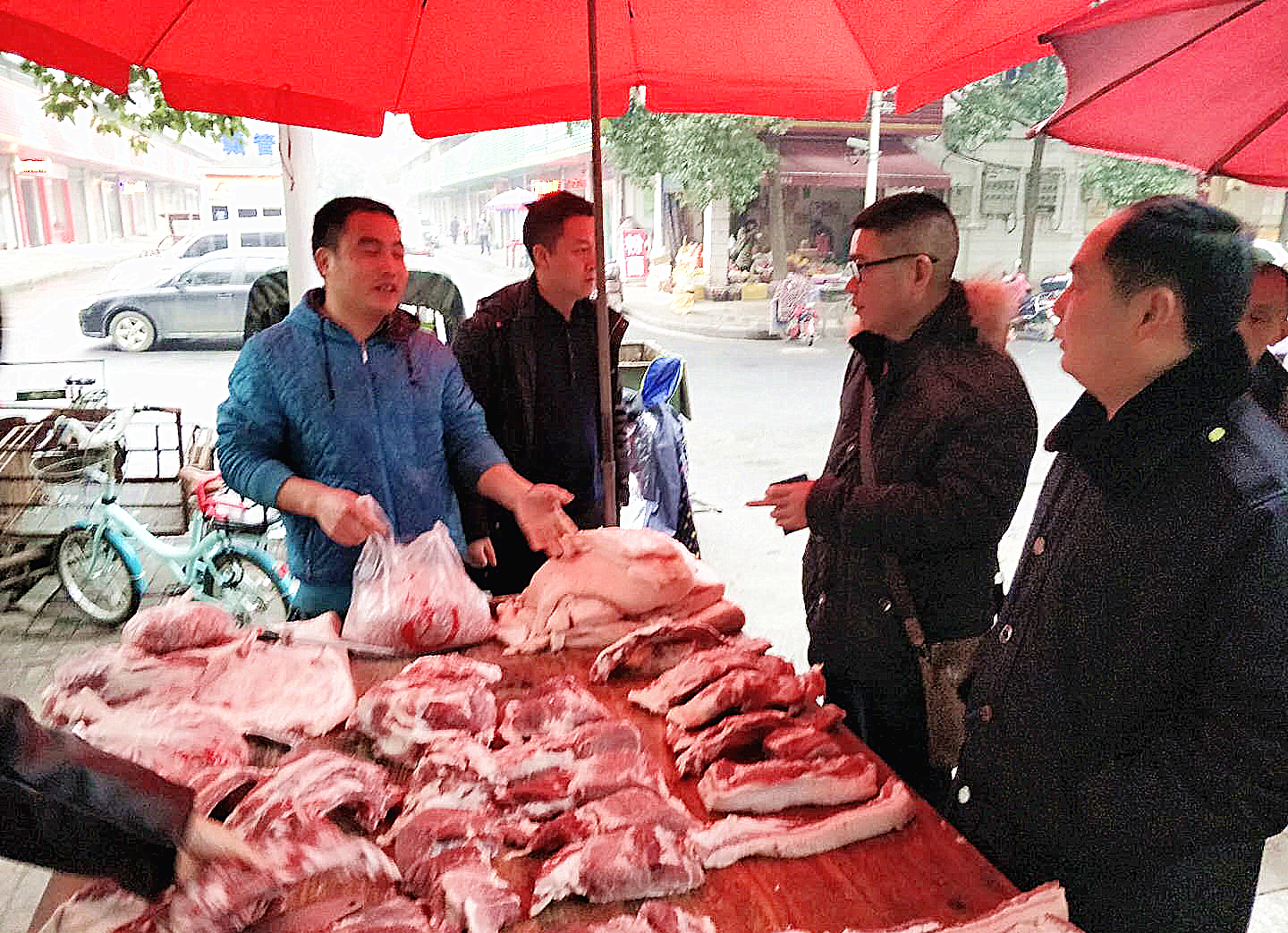 北塔区食品药品监督管理局突击检查猪肉市场(图2)
