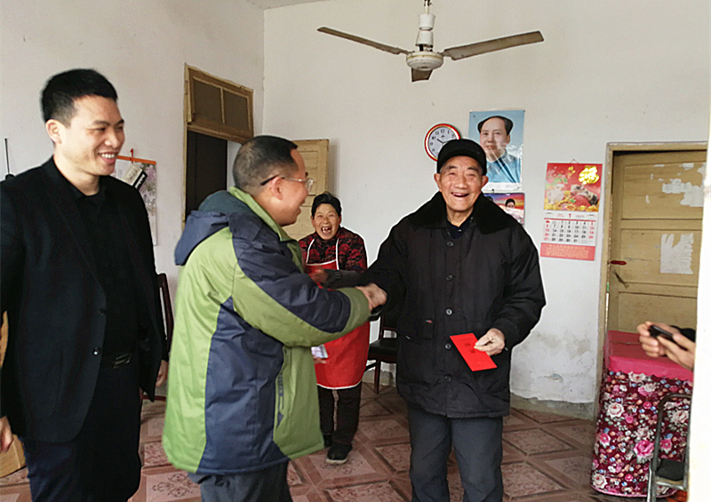 区人防办党支部开展春节慰问困难老党员活动(图1)