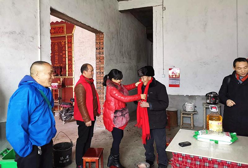 不忘峥嵘岁月 慰问抗战老兵(图1)