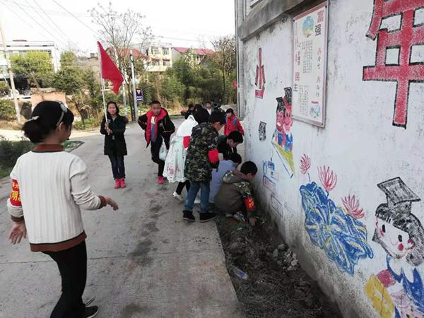 茶元头小学开展净化社区义务劳动(图1)