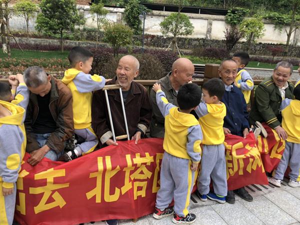 新滩镇街道：敬老爱老献爱心 创建文明志愿行(图1)