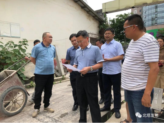 区委副书记、区长刘贻银带队深入落实防汛物资储备工作(图1)