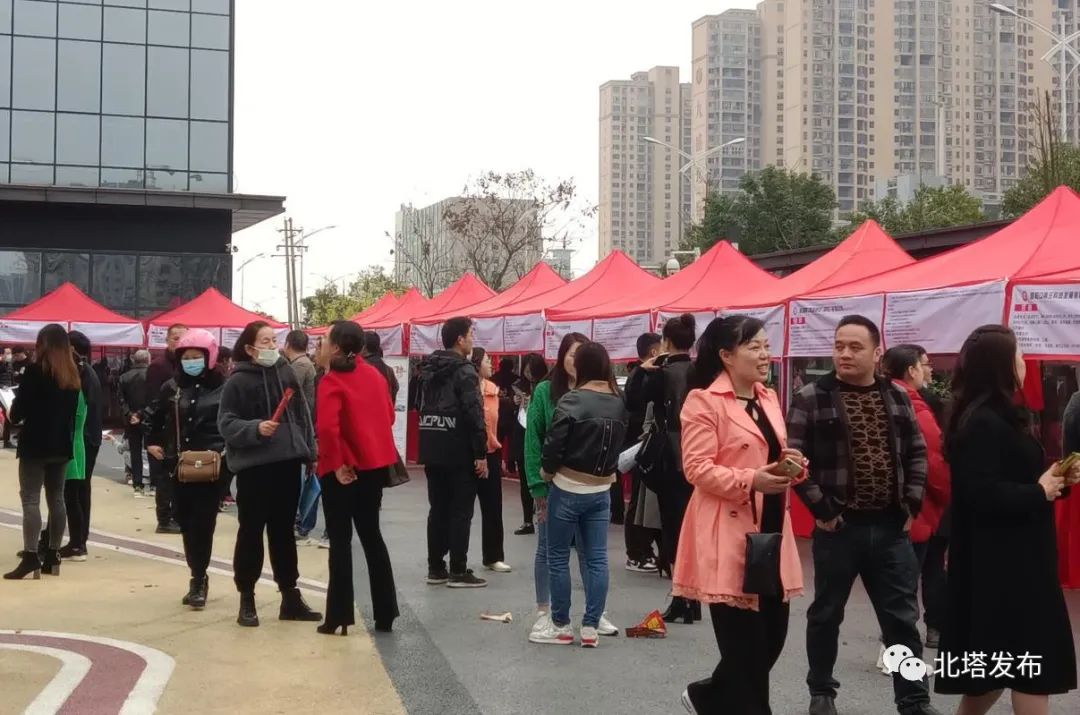 春风送温暖 就业送真情——北塔区开展“春风行动”助推园区企业招工专场招聘会(图2)