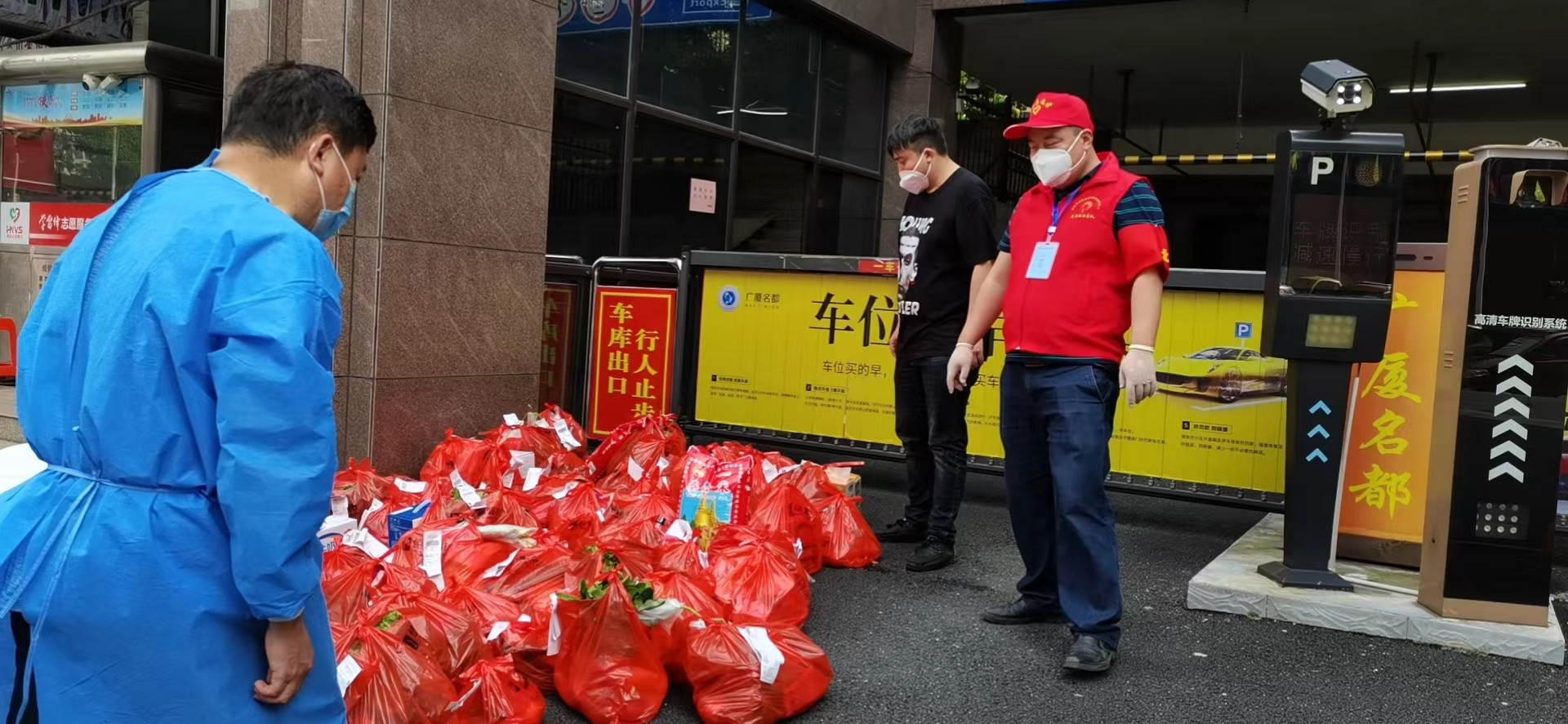 邵阳市北塔区：抗疫一线心连心 党员化身“红马甲快递小哥”(图3)
