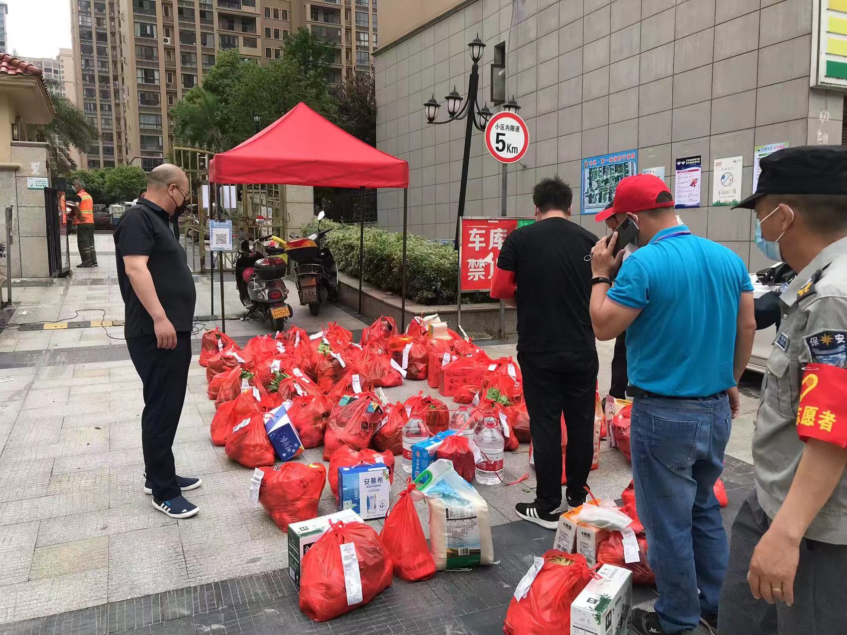 邵阳市北塔区：抗疫一线心连心 党员化身“红马甲快递小哥”(图1)