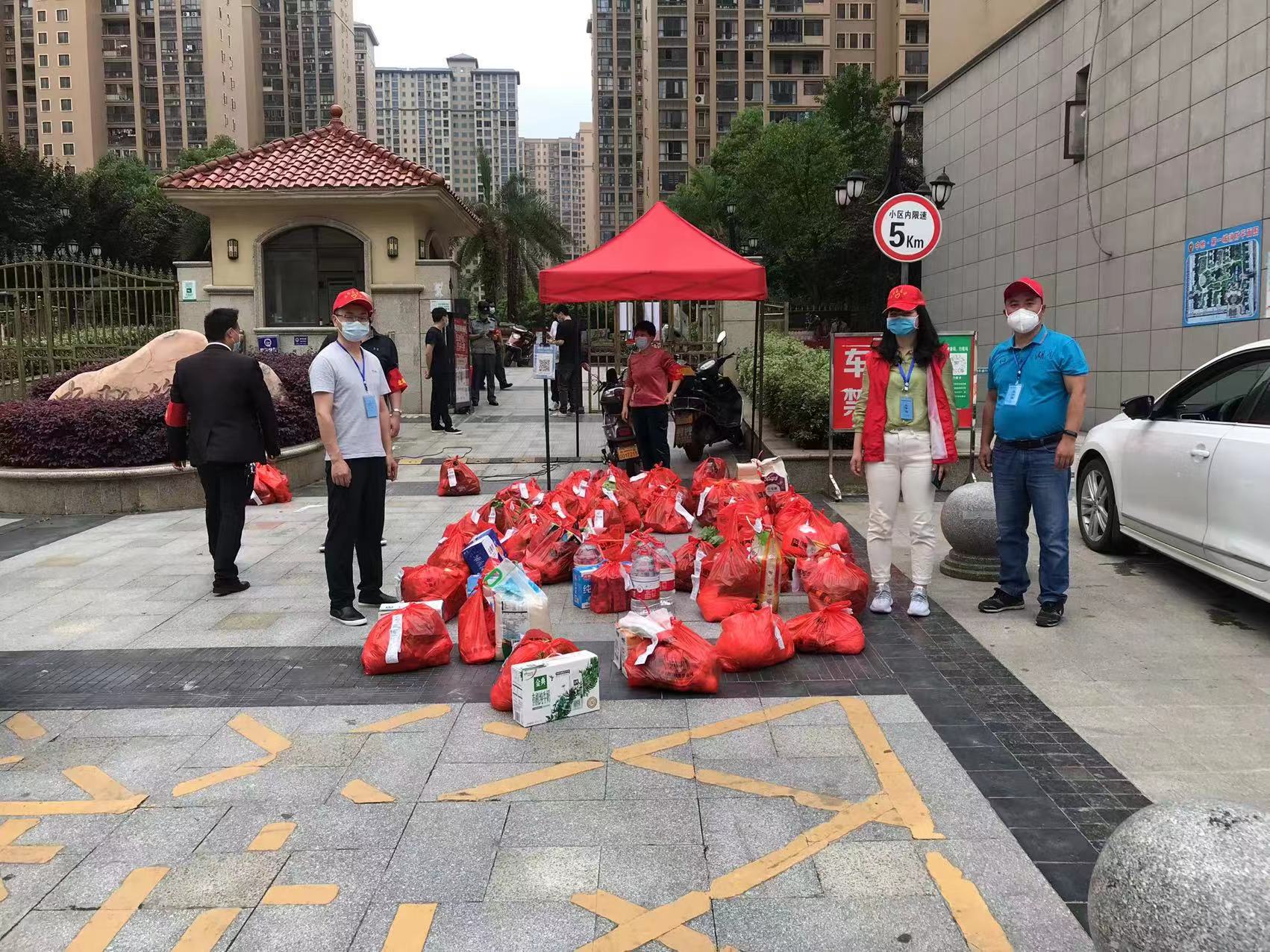邵阳市北塔区：抗疫一线心连心 党员化身“红马甲快递小哥”(图2)
