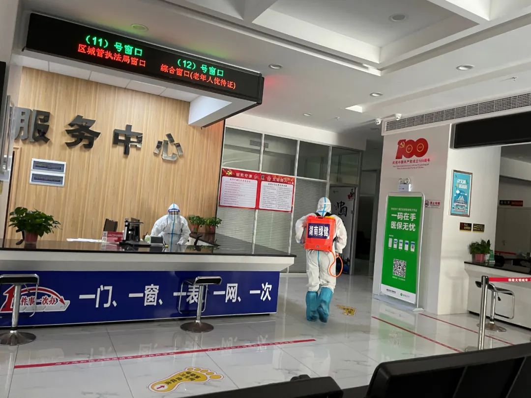云开“疫”散 北塔区政务服务中心全面开展消杀工作(图1)