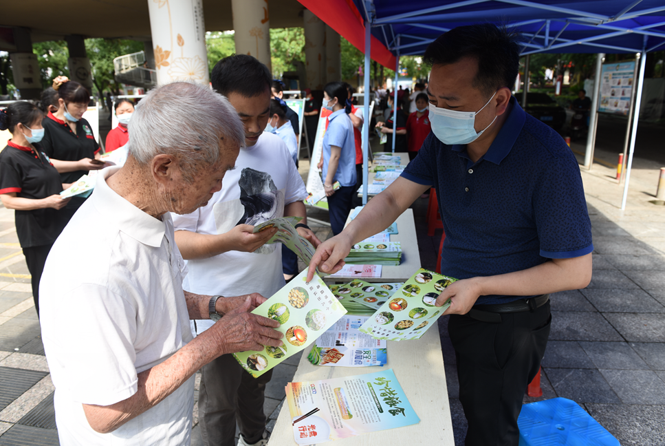 北塔区开展防范野生毒蘑菇中毒宣传活动(图1)