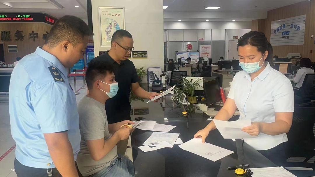 北塔区市监局新开办企业首套公章“免单”(图1)