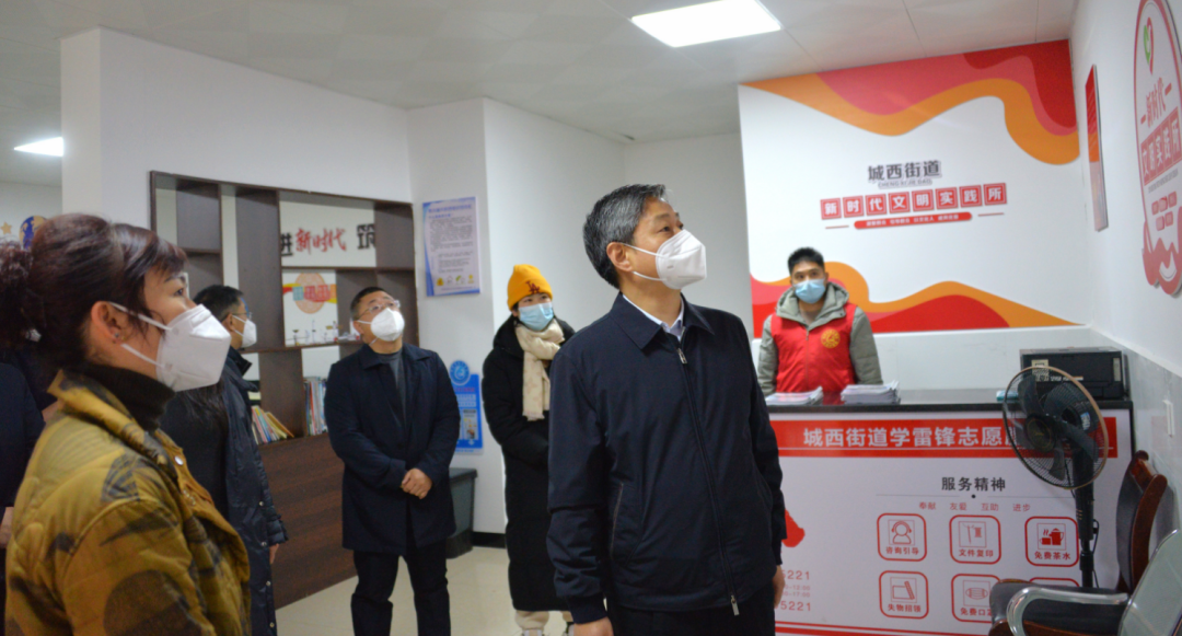 严华在市区暗访督导创文和爱卫工作(图1)