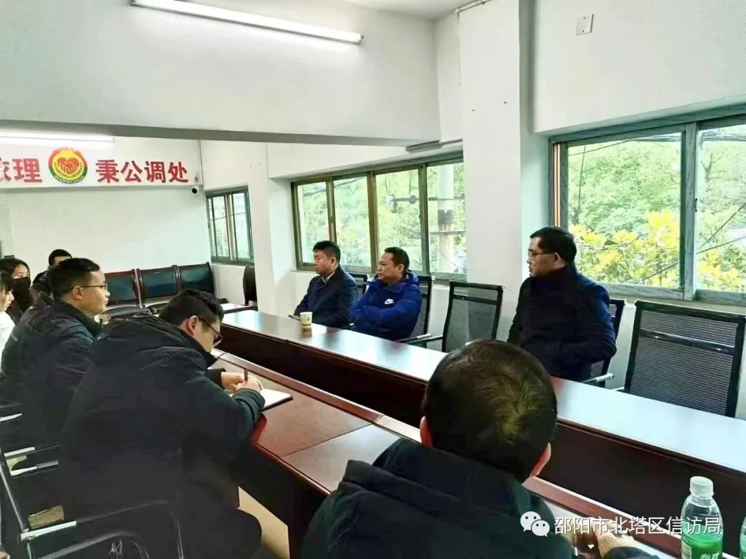 市政协副主席、北塔区委书记肖平到北塔区社会矛盾纠纷调处中心接待来访群众(图1)