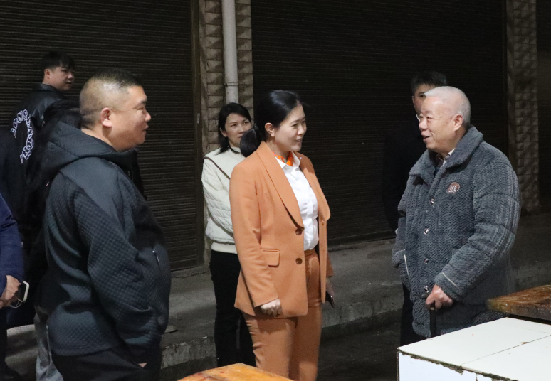 姚文娟化身志愿者劝导文明出行(图1)