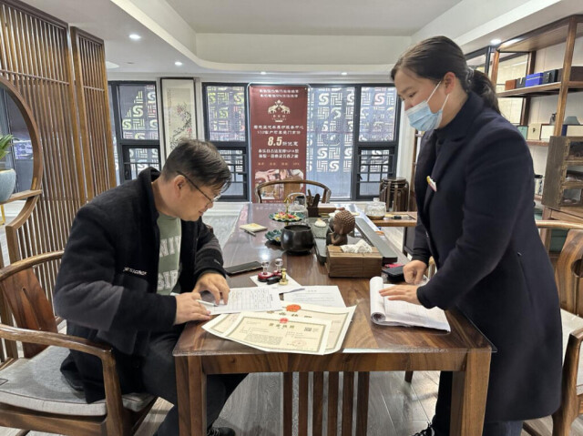 邵阳北塔区：着力优化营商政务环境 送证上门助力企业开办(图1)