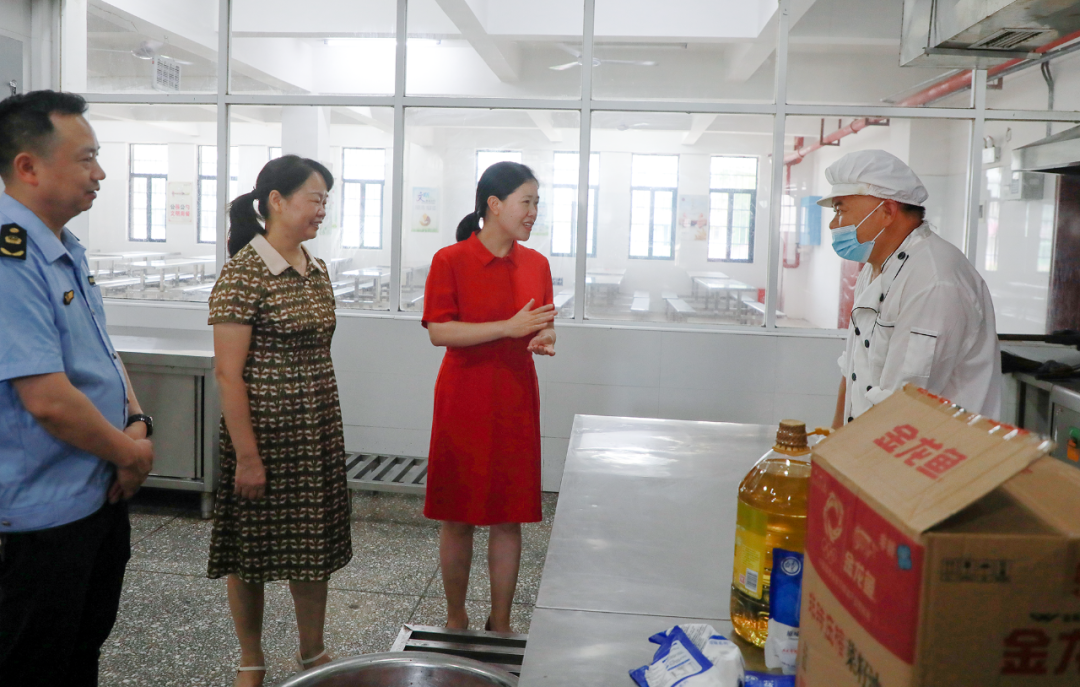 实地调研 督促学校食品安全“两个责任”落实(图1)