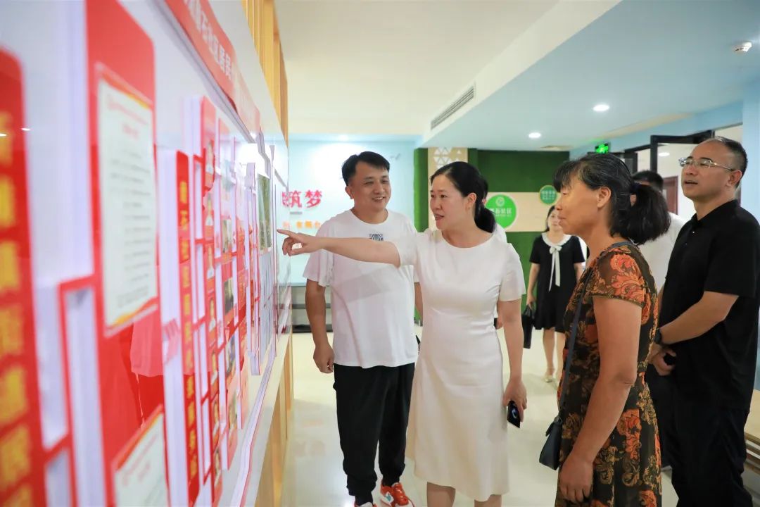 姚文娟看望慰问磨石社区生活困难党员赵翠萍(图1)