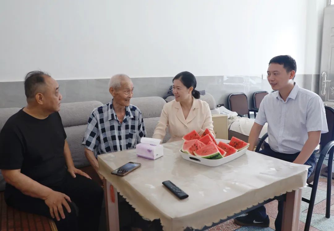 “八一”慰问送关怀 情系抗美援朝老战士(图1)