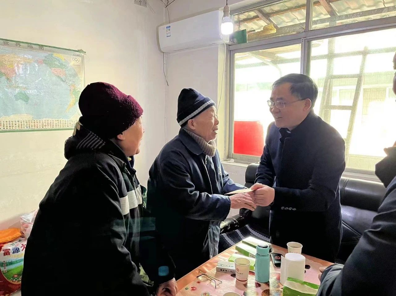 肖平走访慰问老党员、生活困难党员与困难群众(图1)