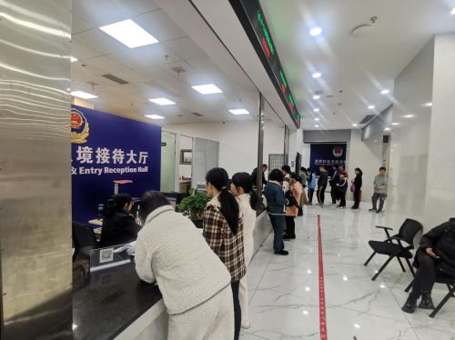 “周末不打烊” 北塔区政务服务中心开启学生办证“直通车”(图1)