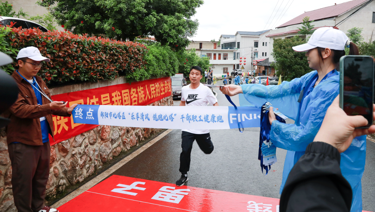 北塔区举办“乐享清风 悦跑北塔 ”干部职工健康跑活动(图1)