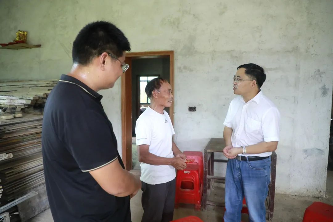 肖平走访慰问老党员和困难党员(图1)