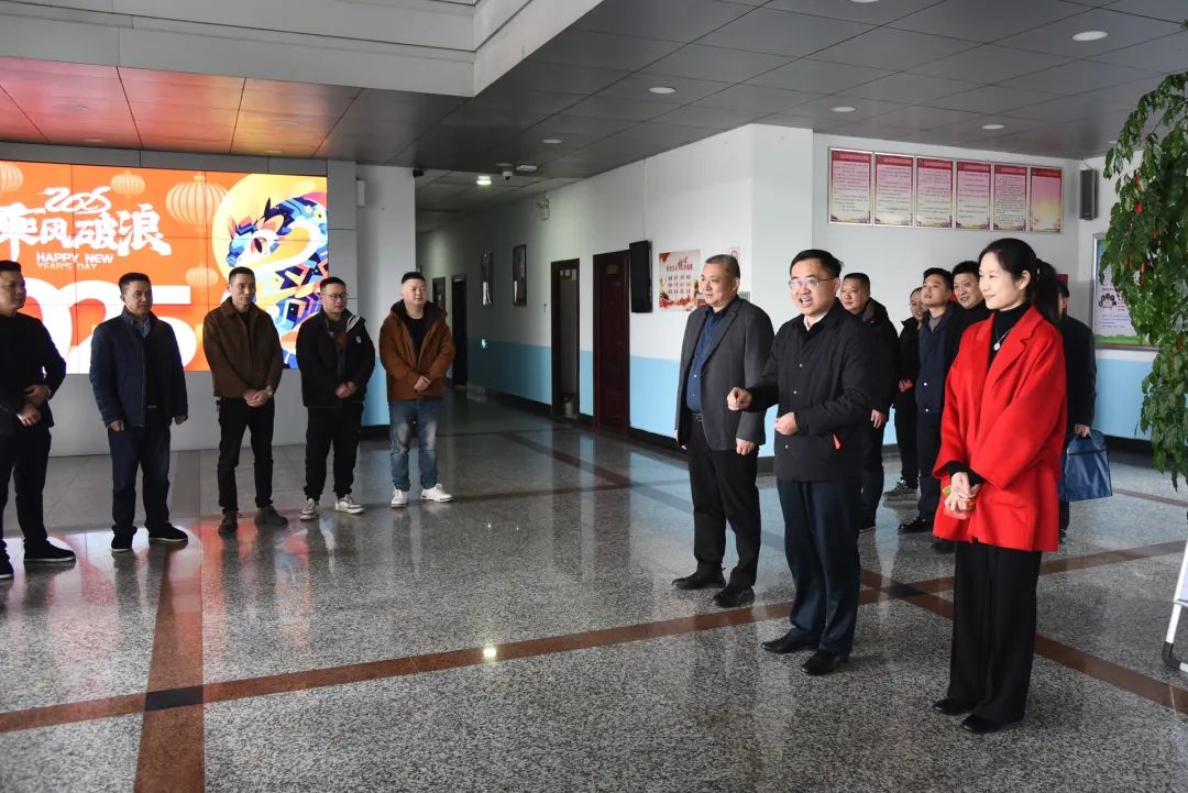 肖平看望慰问坚守岗位的一线工作者(图1)