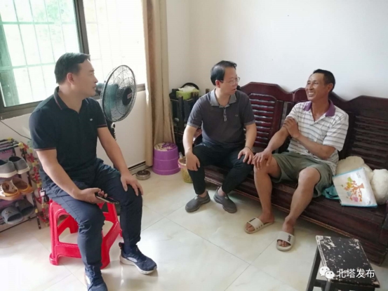 北塔区委常委、政法委书记唐凌带队现场调研联点社区脱贫攻坚工作(图2)