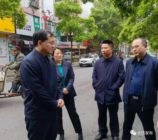 深入基层察实情 一心为民办实事(图1)