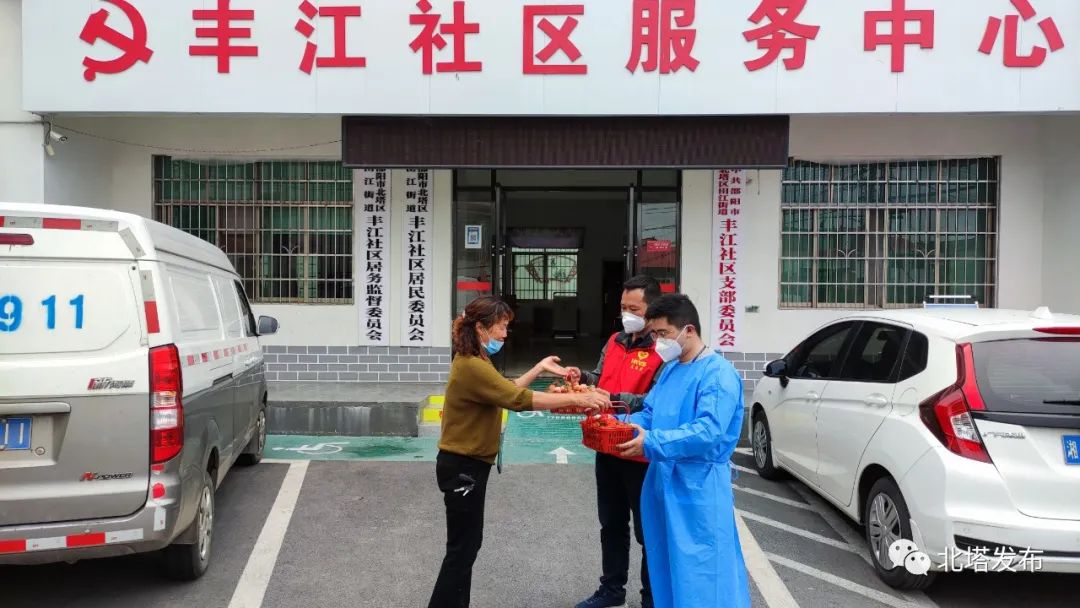 战士无惧 群众有情 爱心慰问一线抗疫人员(图1)