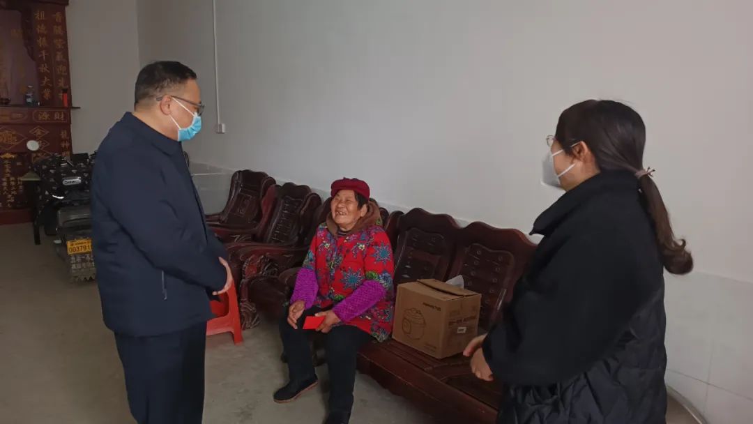 蒋劲飞到苗儿村开展春节前走访慰问活动(图1)