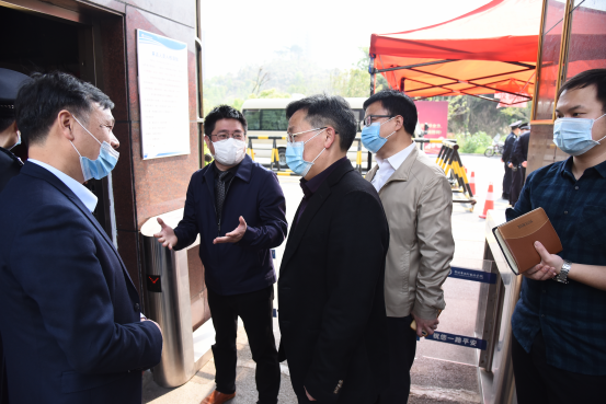 区委副书记区长刘贻银督查开学工作