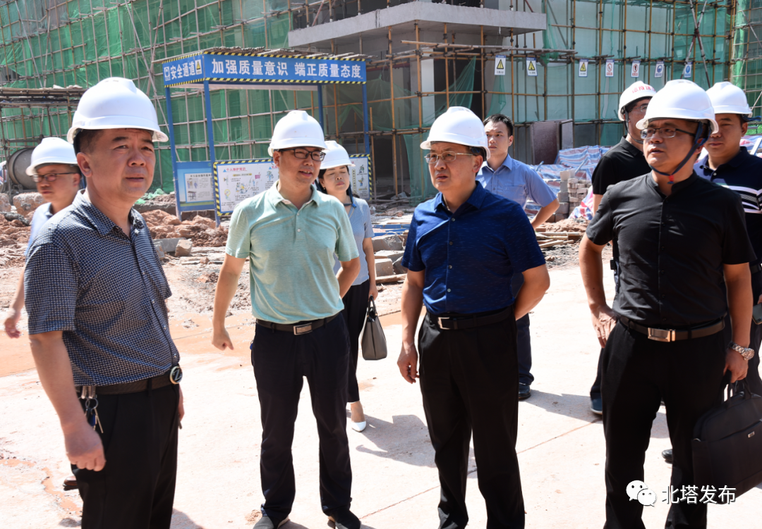 刘贻银现场调度芙蓉学校建设